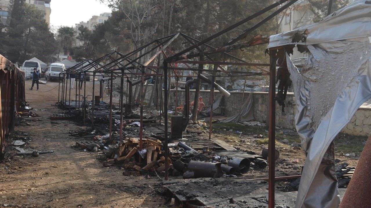 Depremzedelerin kaldığı çadır kentte yangın