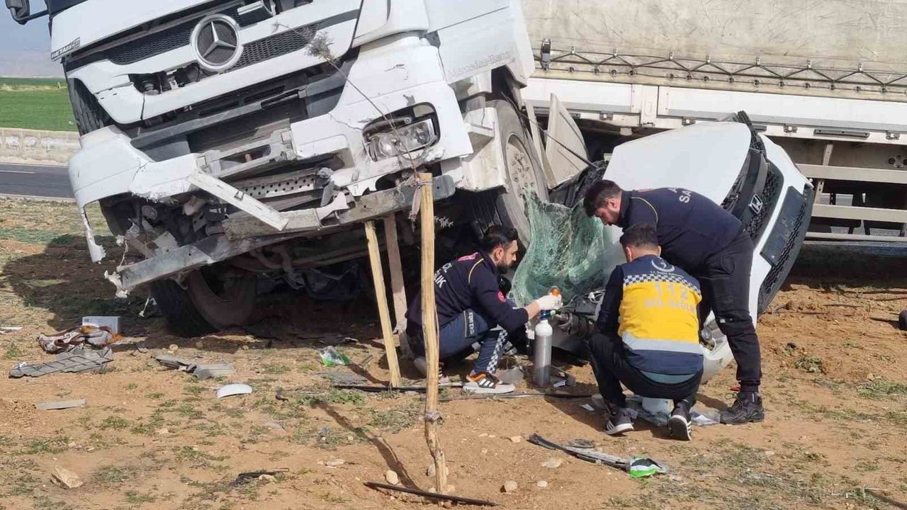Mardin’de tır otomobili biçti: 2 ölü, 2 yaralı