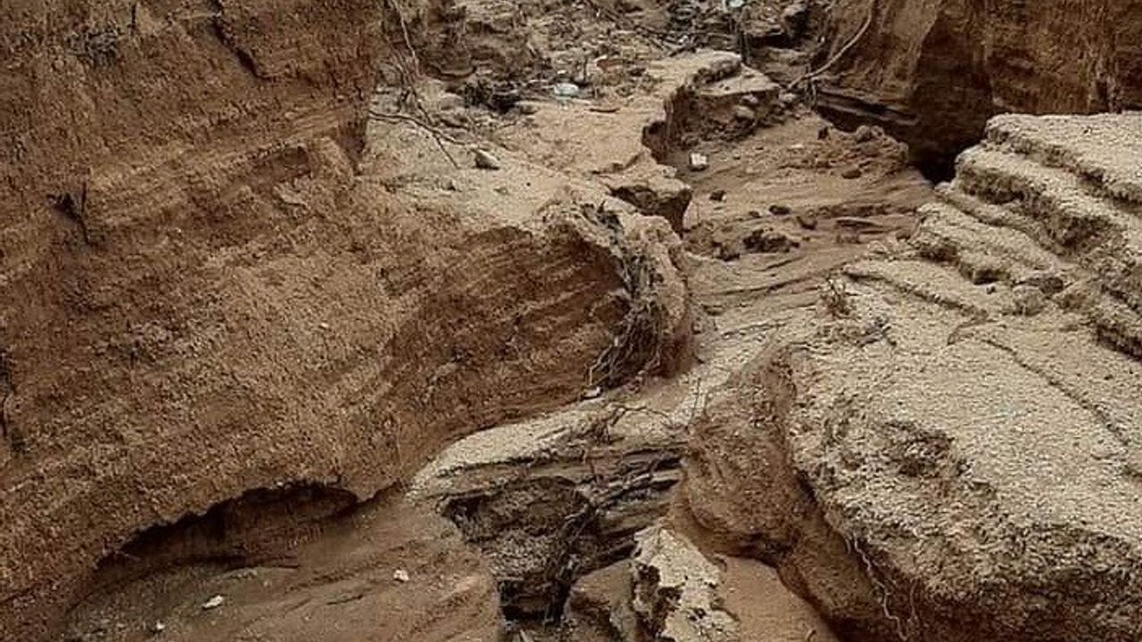 Elazığ’da aşırı yağışlar sonrası köy  yolu yarıldı