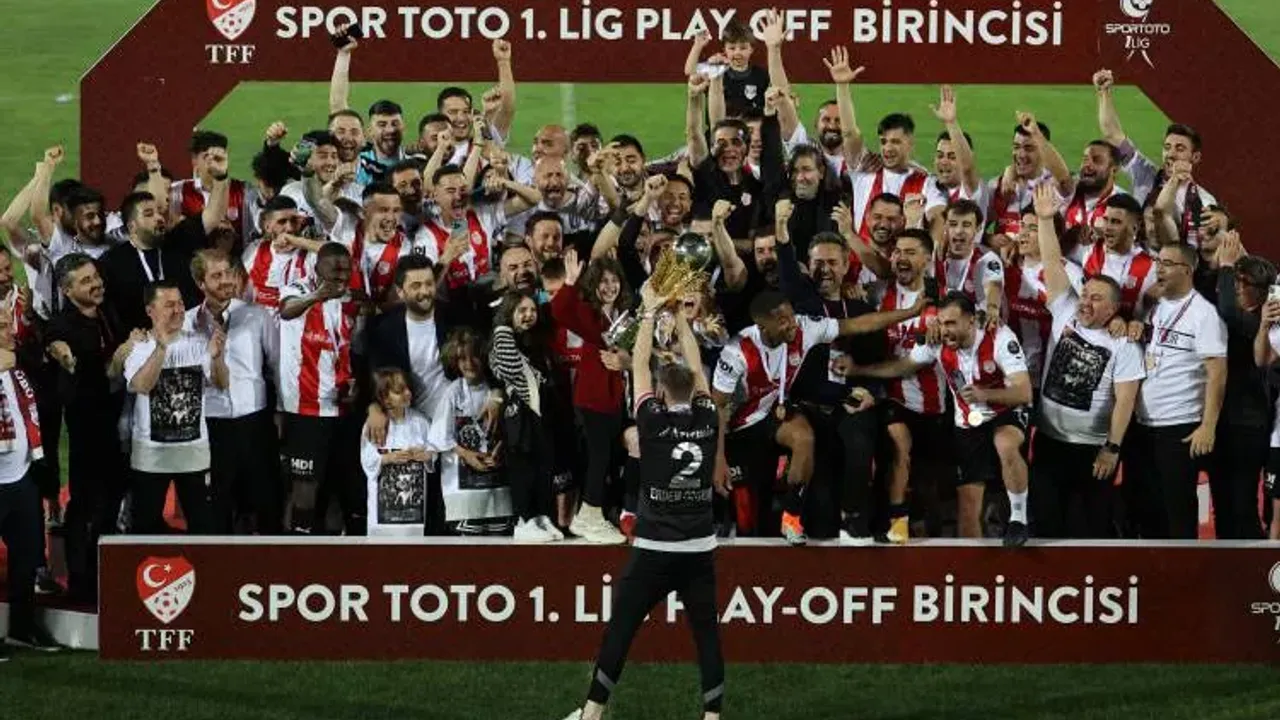 Süper Lig'e yükselen Pendikspor kupasını coşkuyla kaldırdı!