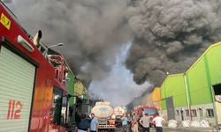 Adana’da geri dönüşüm fabrikasında yangın çevreye sıçradı!