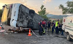 Kum yüklü kamyon düğün otobüsünü biçti:6 ölü 43 yaralı