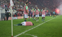 Yunan derbisinde futbolcu kafasından fişekle vuruldu!