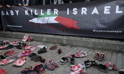 İsrail Başkonsolosluğu önüne çocuk ayakkabısı bıraktılar