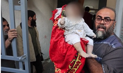 İsrail saldırılarında ölen bebeği gösterip isyan etti!