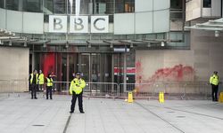 BBC’nin haber diline “ikiyüzlü” tepkisi: Binayı kırmızıya boyadılar