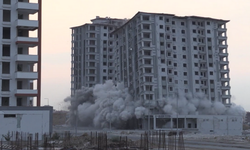 Malatya'da 15 katlı iki bina böyle yıkıldı