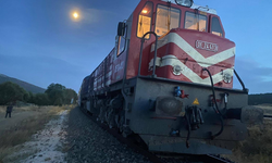 Tren, traktöre çarptı, sürücü öldü