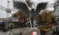 Beşiktaş'ın 120. yılı anısına kartal heykeli açıldı