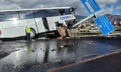 Turistleri taşıyan otobüs kazasında 30 kişi yaralandı