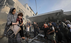 İsrail, şavaşın ikinci ayında Gazze'ye bomba yağdırıyor