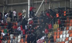 Adana Demirspor - Samsunspor maçında bıçaklı satırlı kavga!