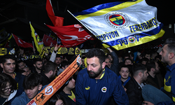 Fenerbahçe ve Galatasaray yurda döndü: Taraftarlardan coşkulu karşılama!