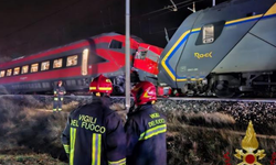 İtalya'da iki tren çarpıştı: Yaralılar var!