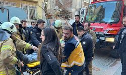 Kadıköy'de bir bina çöktü: Enkaz altında kalan bir işçi kurtarıldı
