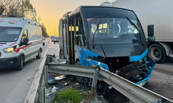 Kocaeli'de minibüs bariyere çarptı 15 kişi yaralandı