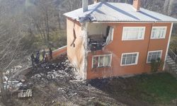 Sivas'ta ilginç kaza! Evin ikinci katına kamyon çarptı 