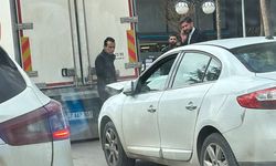 Burdur'da Trafik Kazası: Otomobil Kamyonete Çarptı