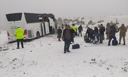 Kars'ta otobüsler kaza yaptı:2 kişi öldü, 8 kişi yaralandı