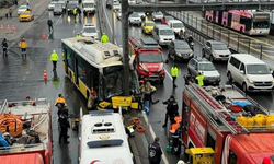 Esenyurt'ta İETT otobüsü direğe çarptı: 8 yaralı