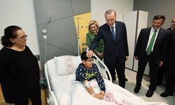 Cumhurbaşkanı Erdoğan, Bayraklı Şehir Hastanesinde tedavi gören çocukları ziyaret etti