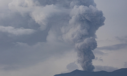 Endonezya'da yanardağ patladı: En yüksek seviye alarm verildi