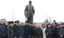 Kazakistan'da Atatürk'e saygı heykeli dikildi