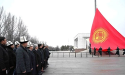 Kırgızistan bayrağı değişmişti: Yeni bayrak gönderde