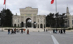 İstanbul Üniversitesi'nde dersliklere ziyaretçi girdi iddiasına yönetimden açıklama