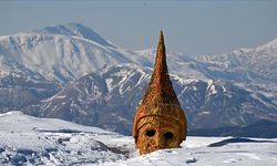 Nemrut Dağı'ndaki heykeller kış aylarında da ziyaretçilerini ağırlıyor