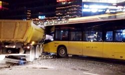 Son Dakika Sarıyer'de otobüs ve kamyon çarpıştı! 2 işçi ağır yaralandı