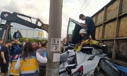 Hatay’da feci kaza: Trenin çarptığı araç hurdaya döndü