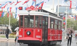 İstiklal caddesine bayraklı tramvay geliyor