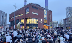Hollanda'da cami önünde bin 500 kişilik iftar düzenlendi