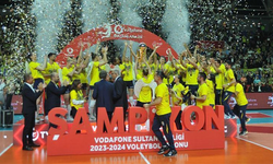 Fenerbahçe Kulübü kadın voleybol takımı şampiyonluğu kutluyor