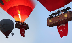 Kapadokya'da Türk bayraklı balonlar uçtu
