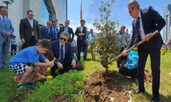 Başsavcı Zafer Koç, Anadolu Adliyesi bahçesinde çocuklarla ağaç dikti