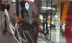 Bisikleti banka kapısına kilitleyip gidince içeridekiler mahsur kaldı