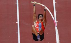 Milli atlet Ersu Şaşma sırıkla atlamada madalya kazanan ilk Türk sporcu oldu
