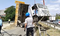 Ümraniye Şile Otoyolu hafriyat yüklü kamyon refüje çıktı