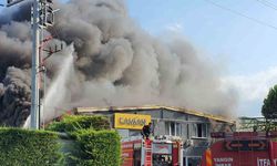 Bursa'da sandalye fabrikası alev alev yandı