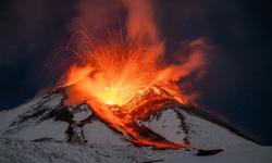 Etna Yanardağı hareketlendi: Metrelerce lav püskürttü! Peki Etna Yanardağı nerede?