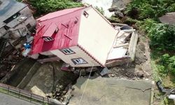 Tirebolu'da şiddetli yağış nedeniyle 2 katlı bina yan yattı, ağaçlar devrildi