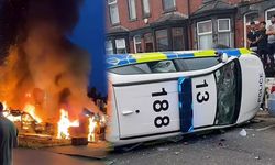 İngiltere'de Leeds ayaklanması! Göstericiler otobüsü ateşe verdi, polis aracını devirdi