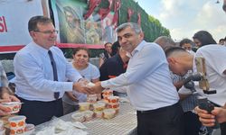 Sarıyer Belediye Başkanı Oktay Aksu aşure dağıttı