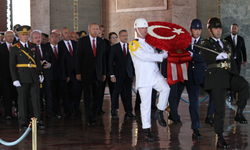 Başkent'te 30 Ağustos kutlamaları başladı, Erdoğan Anıtkabir Özel Defteri'ni imzaladı