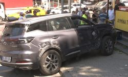 Bağdat Caddesi'nde lüks araç dükkana dalıp, 4 kişinin üzerine çıktı