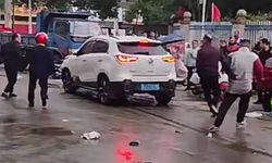 SUV aracıyla ilkokul öğrencilerinin arasına dalan şoför linç edildi