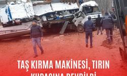 Sakarya'da feci kaza! Taş kırma makinesi, tırın kupasına devrildi