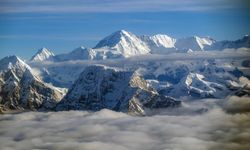 Türk yönetmen, dünyanın en yüksek dağı Everest’i uçaktan görüntüledi